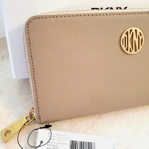 NWT ~ DKNY Bryant Park Saffiano Wallet